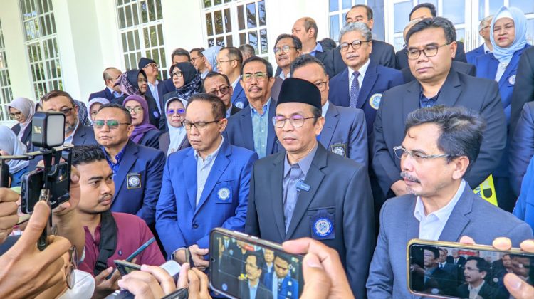 Rektor UNAIR, Prof. Dr. Muhammad Madyan, SE., M.Si., M.Fin, (berpeci) memberikan keterangan pers usai membacakan pernyataan sikap Universitas Airlangga, Rabu (3/9/205)