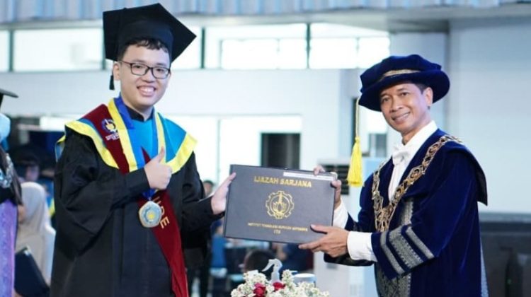 Alexander Weynard Samsico (kiri), wisudawan sarjana terbaik dengan IPK tertinggi pada gelaran Wisuda ke-132 ITS
