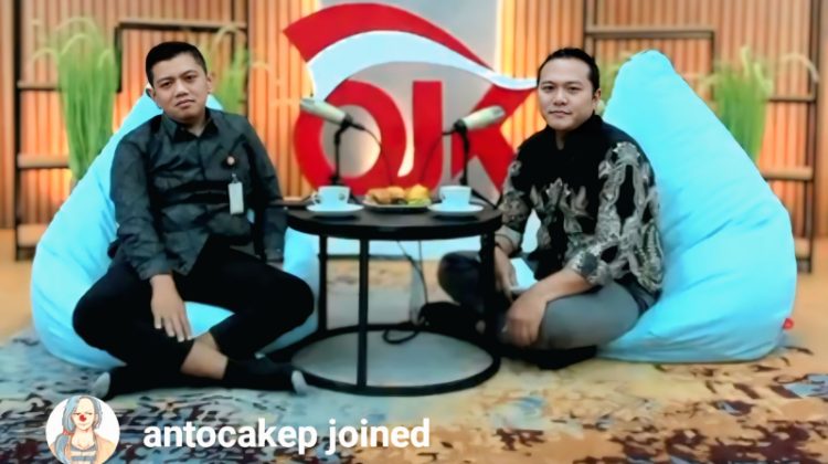 Asisten Direktur Divisi Pengawasan Perilaku PUJK, Edukasi, dan Perlindungan Konsumen OJK Jatim, Indrawan Nugroho (kiri) bersama Analis OJK Jatim, Anugerah Rakhman, saat tampil di Podcast Cangkru’an OJK Jatim yang digelar via IG Live, Selasa (30/9)