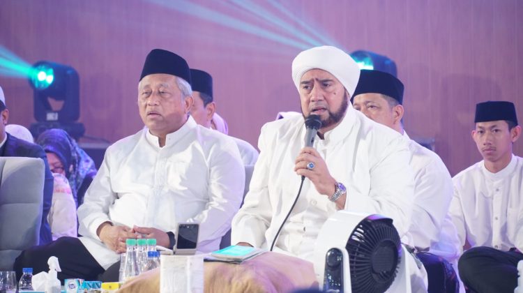 Habib Syech bin Abdul Qodir Assegaf didampingi Ketua MWA ITS Prof Dr Ir Mohammad Nuh DEA, saat memimpin selawat bersama pada acara ITS Bersholawat di Grha Sepuluh Nopember ITS