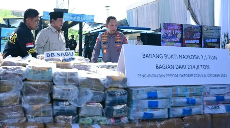 Prabowo Subianto Presiden RI dan Jenderal Listyo Sigit Prabowo Kapolri dalam acara pemusnahan barang bukti narkoba seberat 214,84 ton senilai Rp29,37 triliun di Lapangan Bhayangkara Mabes Polri, Jakarta, Rabu (29/10/2025).