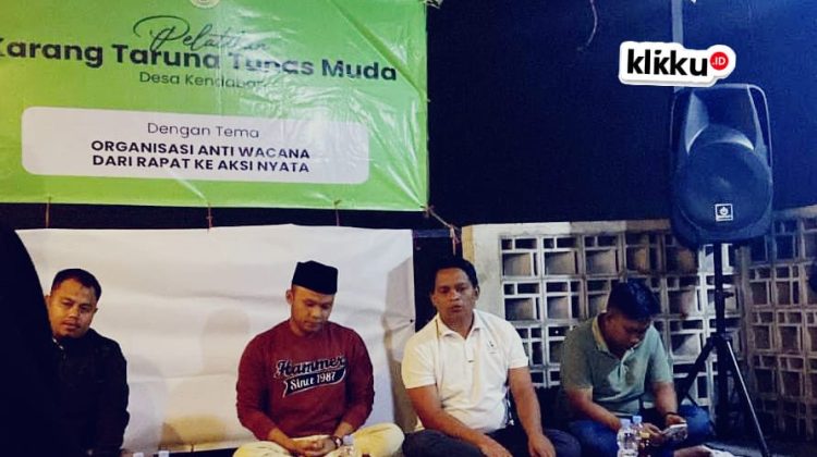 Mengenakan kopyah hitam Nur Hakim Komisi 1 DPRD Bangkalan pada momen mengisi materi pada jajaran pengurus Karang Taruna Tunas Muda Desa Kendaban Tanah Merah di Kota Batu Malang. Dok Anam klikku.id Jawa Timur.