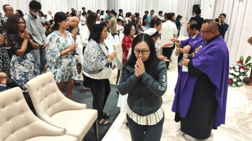 RD. Yohanes Agus Sulistyo (kanan) dan RD. Antonius Padua Dwi Joko saat melakukan Komuni Kudus 