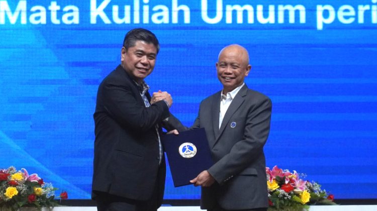 Serah terima jabatan dari pejabat lama, Prof. Djwantoro (kanan) ke Prof. Rolly Intan (kiri)