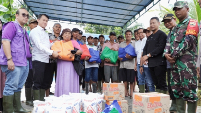 Komisaris Utama dan Direktur Utama PT SGN menyalurkan bantuan warga terdampak banjir di Kec. Secanggang, Sumatera Utara, sebagai bentuk kepedulian perusahaan terhadap masyarakat sekitar wilayah operasional