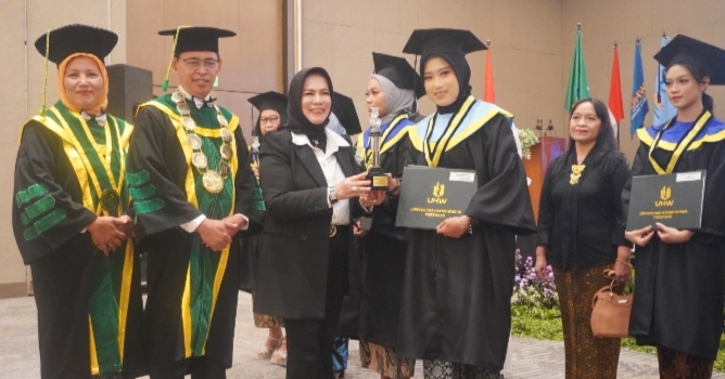 Athallah Anindya Kirana menerima Piala Lulusan Terbaik dari Kepala LLDikti Wilayah VII Prof. Dr. Dyah Sawitri, S.E., M.M., didampingi Rektor UHW Perbanas Dr. Yudi Sutarso, S.E., M.Si., serta Wakil Rektor Bidang Kemahasiswaan dan Kerja Sama Dr. Dra. Lindiawati, M.M.
