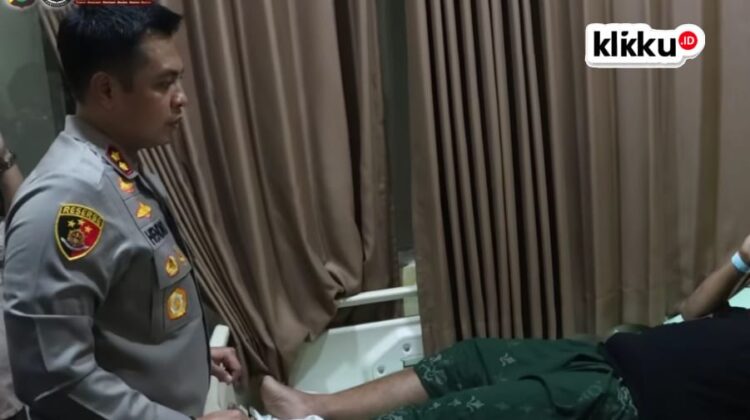 AKBP Hendro S.H S.I.K M.I.K jenguk anggotanya yang alami luka saat penangkapan terduga maling ternak di Desa Kapor, Kecamatan Burneh. Dok Anam klikku.id ist.