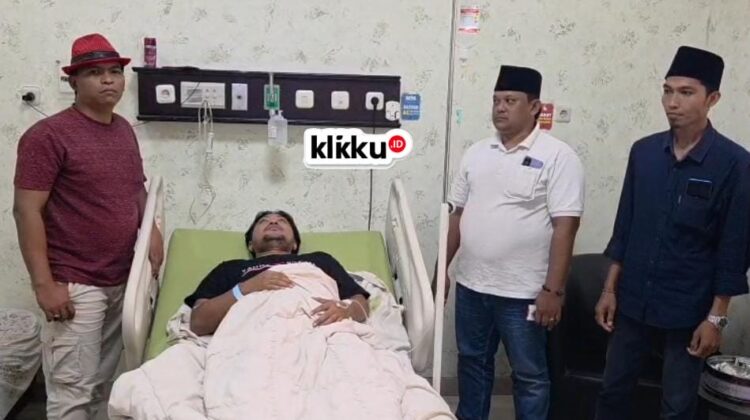 Kiri Gafur Kades Kendaban bersama dua kades lainnya menjenguk anggota Polres Bangkalan yang terluka saat pengejaran maling hewan di Kapor Burneh.
Dok Anam klikku.id Ka Biro Bangkalan. ist.