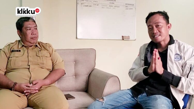 Kiri Rizal Mardiansyah S.T M.T Kepala Dinas PUPR Bangkalan diruang kerjanya. Senin 15 Desember 2025. Dok Anam Ka Biro Bangkalan klikku.id.