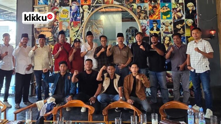 Akrab, jajaran Pengurus PKDI Kabupaten Bangkalan bersama WPK di Cafe Bascamp Kota. Dok ist klikku.id Jawa Timur.
