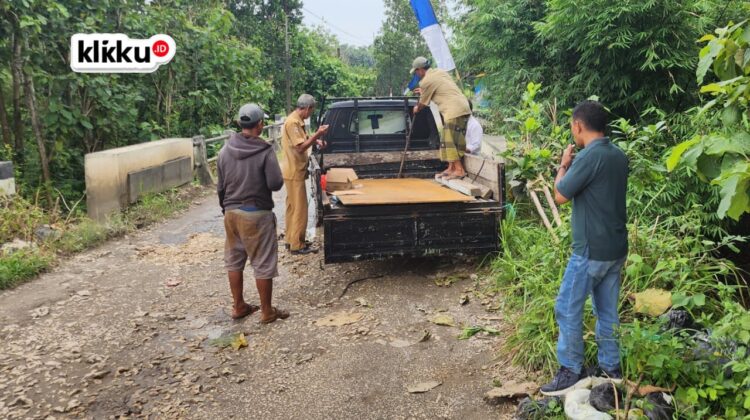 Penurunan plat baja antisipasi ambruknya jembatan akses vitak penghubung desa Tanah Merah Dajah.
Dok Anam klikku.id