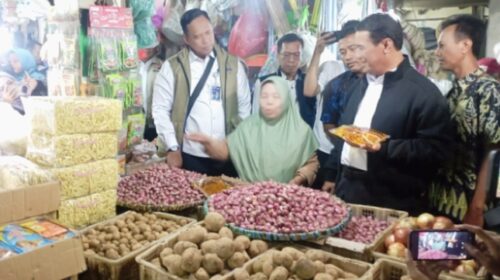 Mentan Andi Amran Sulaiman saat sidak harga pangan di Pasar Wonokromo, Surabaya.