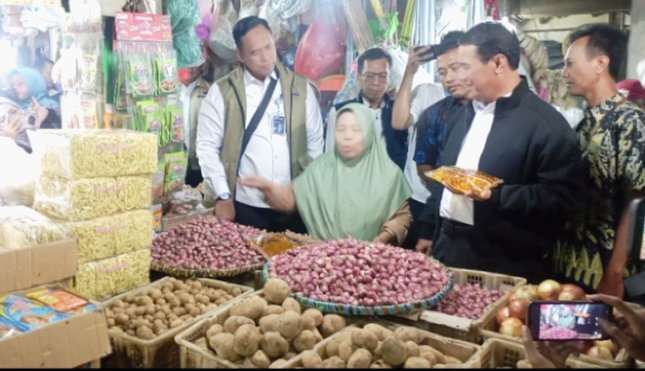 Mentan Andi Amran Sulaiman saat sidak harga pangan di Pasar Wonokromo, Surabaya.