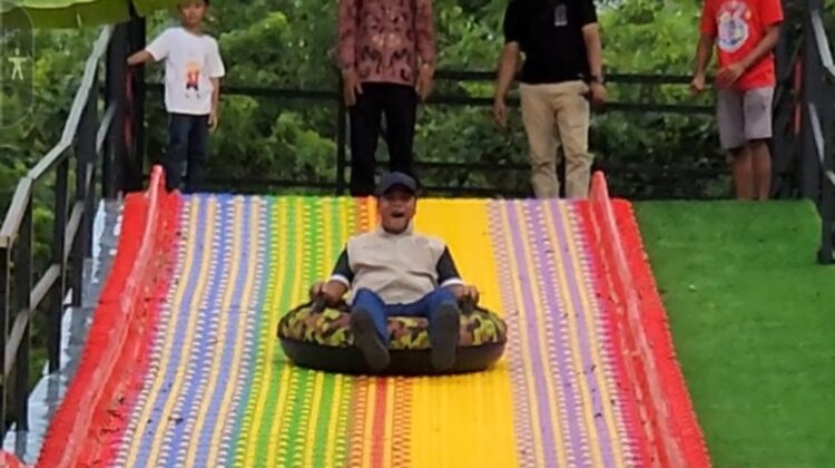 Dok Anam klikku.id Ka Biro Bangkalan.
Foto Lukman Bupati Bangkalan jajal destinasi seluncuran pelangi di tretan waterpark.