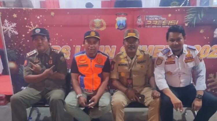 Dok ist Foto Hasan Faisol Kepala Dishub Bangkalan nampak akrab beesama pejabat lainnya di Pos Kamal.