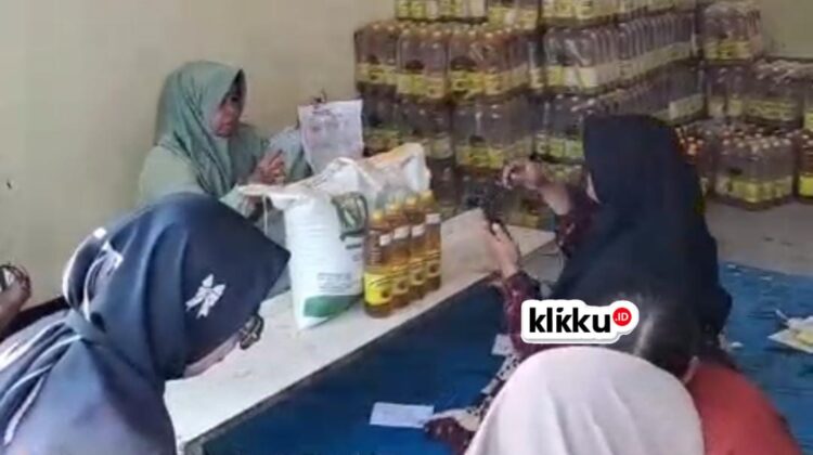 Dok Foto ist : klikku.id Bangkalan. Warga Desa Jambu terima bantuan pangan.