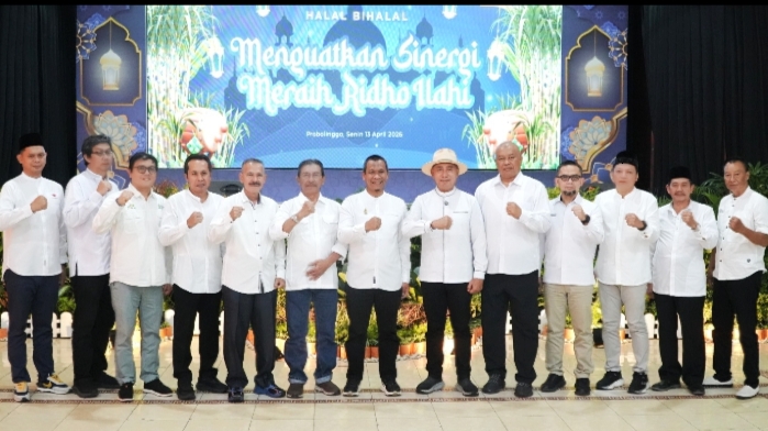 Direktur Utama PT SGN Mahmudi & jajaran direksi, bersama Ketua Dewan Pembina APTRI Arum Sabil, Ketua Umum DPN APTRI Soemitro Samadikun, serta Ketua DPD APTRI Jawa Timur Sunardi Edi Sukamto