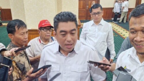Direktur Tanaman Semusim dan Tahunan Kementan Dr. Abdul Roni Angkat, didampingi Direktur Utama PT SGN Mahmudi saat acara di Surabaya