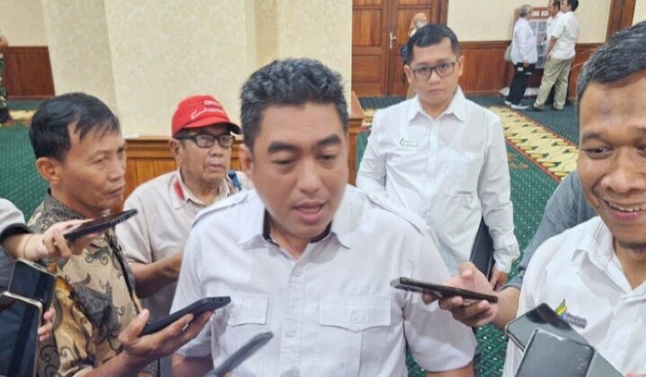 Direktur Tanaman Semusim dan Tahunan Kementan Dr. Abdul Roni Angkat, didampingi Direktur Utama PT SGN Mahmudi saat acara di Surabaya