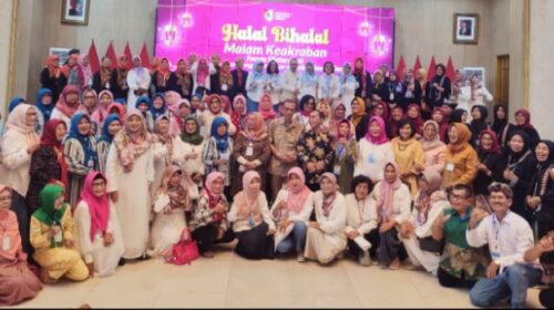 Anggota Paguyuban Eks Juru Penerang Wanita Jawa Timur saat mengikuti kegiatan halalbihalal di Jember