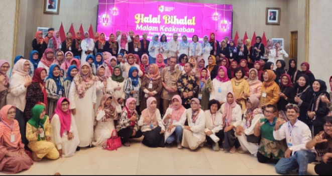 Anggota Paguyuban Eks Juru Penerang Wanita Jawa Timur saat mengikuti kegiatan halalbihalal di Jember