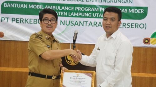 Perwakilan PT SGN melalui General Manager PG Bunga Mayang menyerahkan bantuan satu unit mobil ambulans Program TJS kepada Bupati Lampung Utara