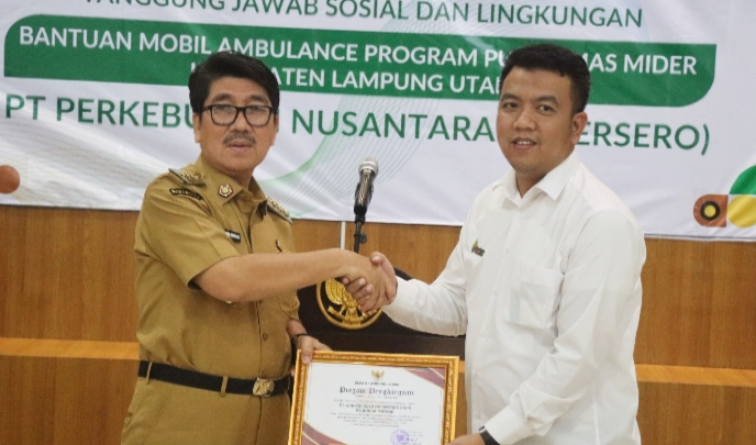 Perwakilan PT SGN melalui General Manager PG Bunga Mayang menyerahkan bantuan satu unit mobil ambulans Program TJS kepada Bupati Lampung Utara