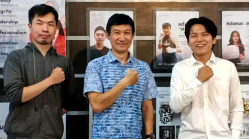 Kepala Program Studi Teknik Informatika UWIKA, Indra Budi Trisno, bersama mahasiswa berprestasi Roger Jeremy dan Abraham Cahyadi