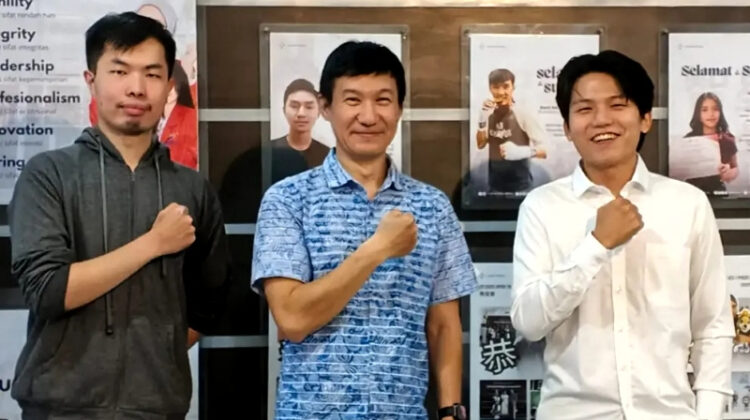 Kepala Program Studi Teknik Informatika UWIKA, Indra Budi Trisno, bersama mahasiswa berprestasi Roger Jeremy dan Abraham Cahyadi